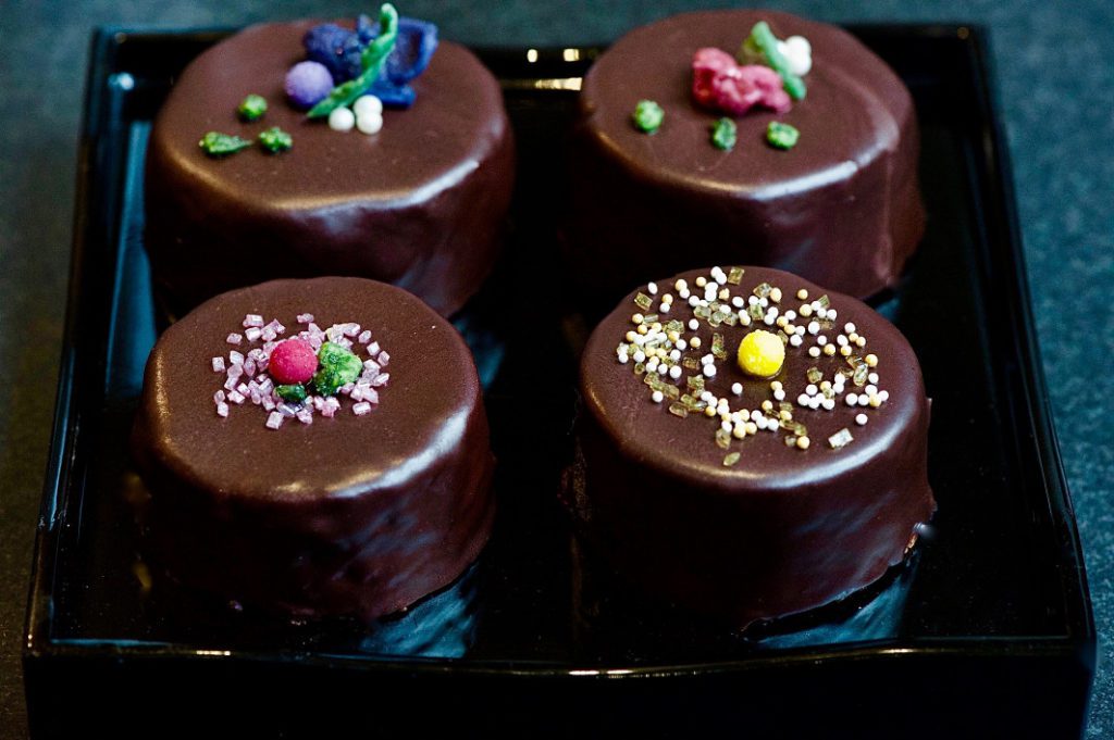 Mini-cakes au chocolat et amandes au Cake Factory · Aux délices du